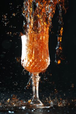 Sıçrama ile şarap dökün