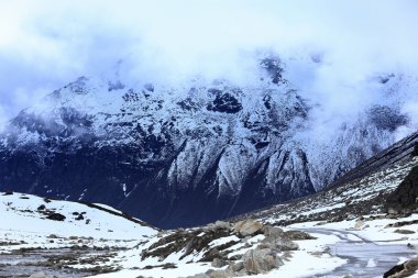 dağlar bulut ve sis kapağında