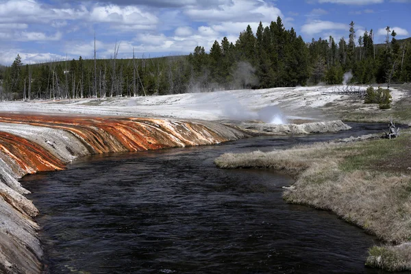 Geyser entouré d'algues, couches bactériennes — Photo