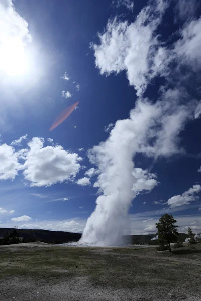 Geyser med vackra omgivningar — Stockfoto