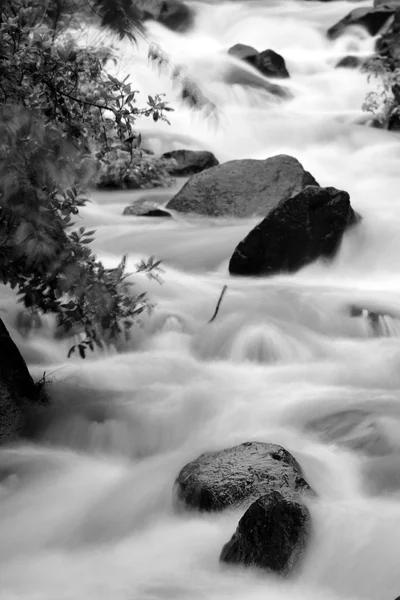 Водопад в национальном парке Йосемити — стоковое фото