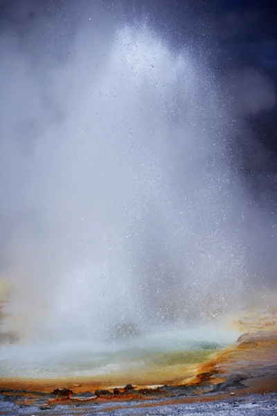 Geyser au parc national Yellowstone — Photo