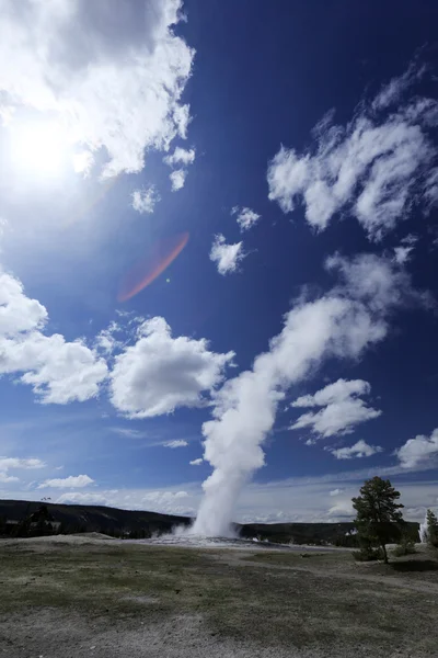 Geyser med vackra omgivningar — Stockfoto