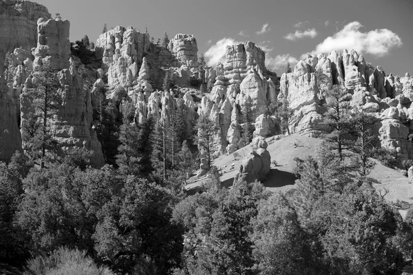 Güzel kaya oluşumları at Bryce Canyon — Stok fotoğraf