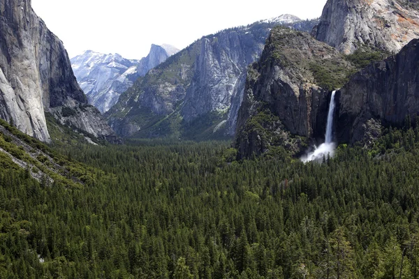 Vodopád v Yosemitském národním parku — Stock fotografie