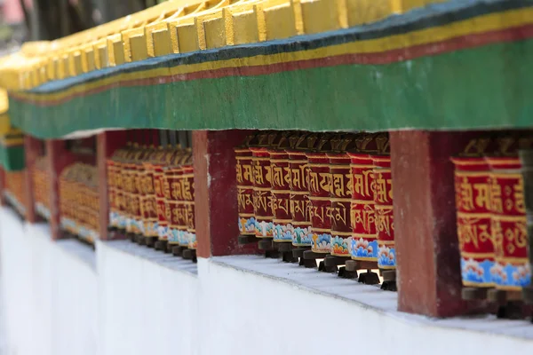 Ruedas de oración en el monasterio budista — Foto de Stock