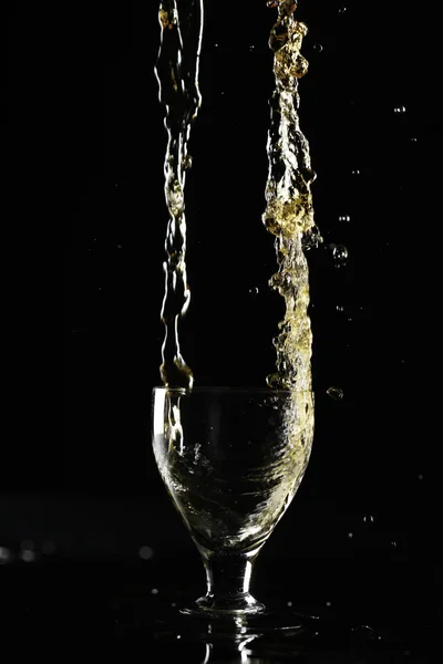 Sıçrama ile şarap dökün