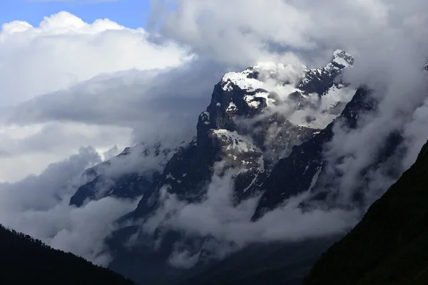 Wolken- und Nebeldecke auf den Bergen — Stockfoto