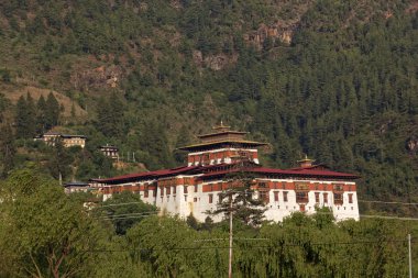 Paro Rinpung Dzong, bir Budist manastır ve şehrin Paro,: Paro, Bhutan, Mayıs 2015 yakın bir nehir Paro Chu yukarıda bir tepe üzerinde kale ayakta