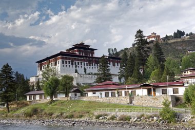 Paro Rinpung Dzong, bir Budist manastır ve şehrin Paro,: Paro, Bhutan, Mayıs 2015 yakın bir nehir Paro Chu yukarıda bir tepe üzerinde kale ayakta