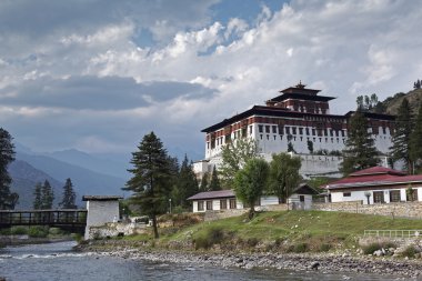 Paro Rinpung Dzong, bir Budist manastır ve şehrin Paro,: Paro, Bhutan, Mayıs 2015 yakın bir nehir Paro Chu yukarıda bir tepe üzerinde kale ayakta