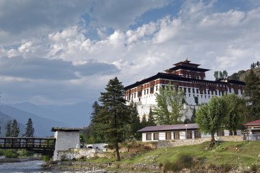 Paro Rinpung Dzong, bir Budist manastır ve şehrin Paro,: Paro, Bhutan, Mayıs 2015 yakın bir nehir Paro Chu yukarıda bir tepe üzerinde kale ayakta