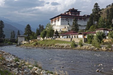 Paro Rinpung Dzong, bir Budist manastır ve şehrin Paro,: Paro, Bhutan, Mayıs 2015 yakın bir nehir Paro Chu yukarıda bir tepe üzerinde kale ayakta