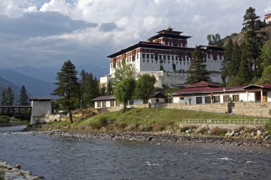 Paro Rinpung Dzong, bir Budist manastır ve şehrin Paro,: Paro, Bhutan, Mayıs 2015 yakın bir nehir Paro Chu yukarıda bir tepe üzerinde kale ayakta