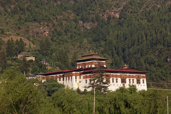 Paro Rinpung Dzong, buddhistický klášter a tvrz stojící na kopci nad řekou Paro Chu do města Paro, Paro, Bhútán, květen 2015 — Stock fotografie