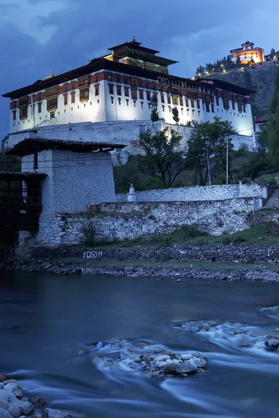Paro Rinpung Dzong, a buddhist monastery and fortress standing on a hill above a river Paro Chu near to the city Paro, PARO, BHUTAN, MAy 2015 — Stock Photo, Image