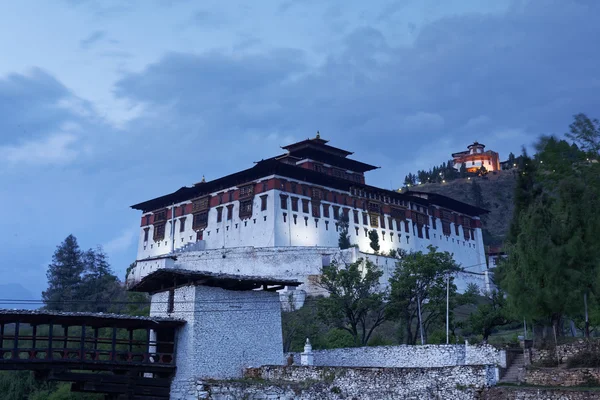 Paro Rinpung Dzong, un monasterio budista y fortaleza de pie en una colina sobre un río Paro Chu cerca de la ciudad Paro, PARO, BHUTAN, MAYO 2015 — Foto de Stock