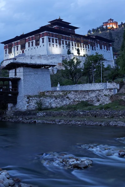 Paro rinpung dzong, ein buddhistisches Kloster und eine Festung auf einem Hügel über einem Fluss paro chu in der Nähe der Stadt paro, paro, bhutan, Mai 2015 — Stockfoto