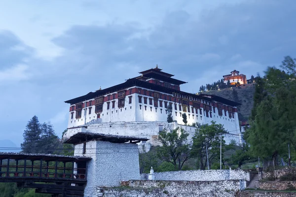 Paro Rinpung Dzong, bir Budist manastır ve şehrin Paro,: Paro, Bhutan, Mayıs 2015 yakın bir nehir Paro Chu yukarıda bir tepe üzerinde kale ayakta — Stok fotoğraf