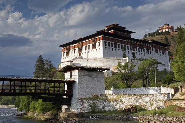 Paro rinpung dzong, ein buddhistisches Kloster und eine Festung auf einem Hügel über einem Fluss paro chu in der Nähe der Stadt paro, paro, bhutan, Mai 2015 — Stockfoto