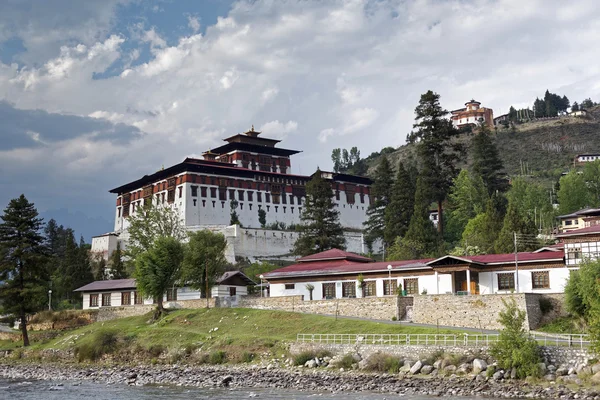 Paro rinpung dzong, ein buddhistisches Kloster und eine Festung auf einem Hügel über einem Fluss paro chu in der Nähe der Stadt paro, paro, bhutan, Mai 2015 — Stockfoto