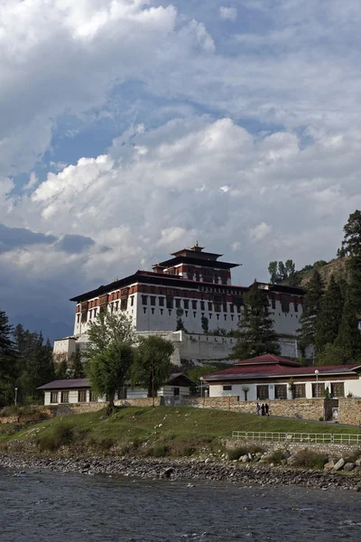 Paro Rinpung Dzong, um mosteiro budista e fortaleza em pé em uma colina acima de um rio Paro Chu perto da cidade Paro, PARO, BHUTAN, Mai 2015 — Fotografia de Stock