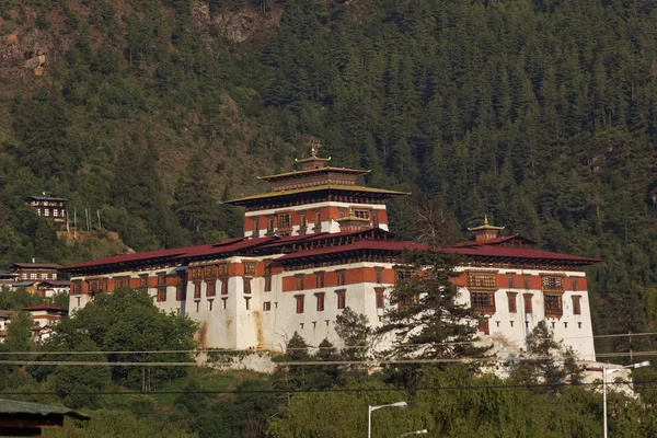 Paro Rinpung Dzong, un monasterio budista y fortaleza de pie en una colina sobre un río Paro Chu cerca de la ciudad Paro, PARO, BHUTAN, MAYO 2015 — Foto de Stock