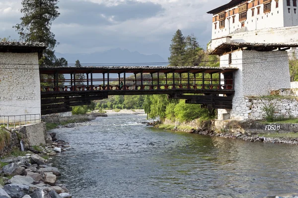 Paro Rinpung Dzong, bir Budist manastır ve şehrin Paro,: Paro, Bhutan, Mayıs 2015 yakın bir nehir Paro Chu yukarıda bir tepe üzerinde kale ayakta