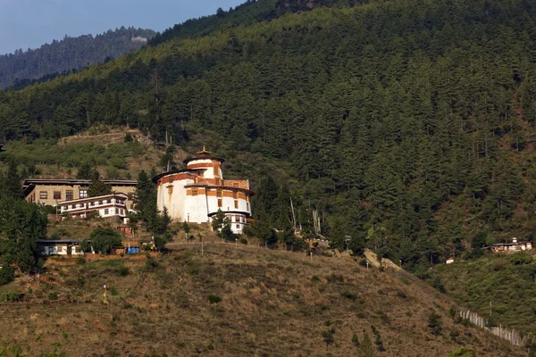 Paro Rinpung Dzong, un monastero buddista e fortezza situata su una collina sopra un fiume Paro Chu vicino alla città Paro, PARO, BHUTAN, MAGGIO 2015 — Foto Stock