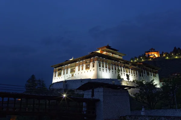 Паро-Пунг-Цонг, буддистский монастырь и крепость, стоящие на холме над рекой Паро-Чу недалеко от города Паро, Паро, Бхутан, февраль 2015 года Стоковое Фото