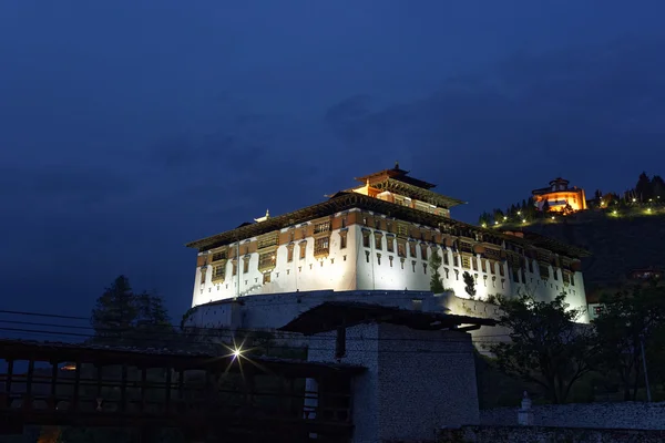 Paro Rinpung Dzong, ett buddhistiskt kloster och fästningen stående på en kulle ovanför en flod Paro Chu nära staden Paro, Paro, Bhutan, maj 2015 Stockfoto