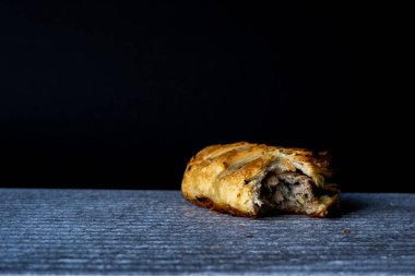 Sosisli rulo siyah arkaplan 