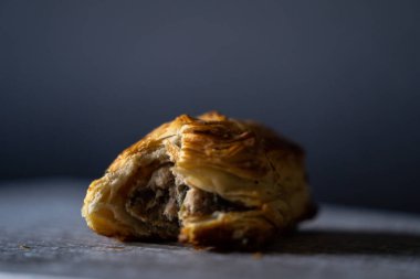 Sosisli rulo siyah arkaplan 