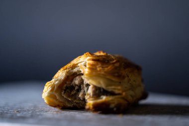 Sosisli rulo siyah arkaplan 