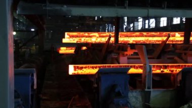 Metalurji tesisi konveyör üzerine sıcak çelik levhalar