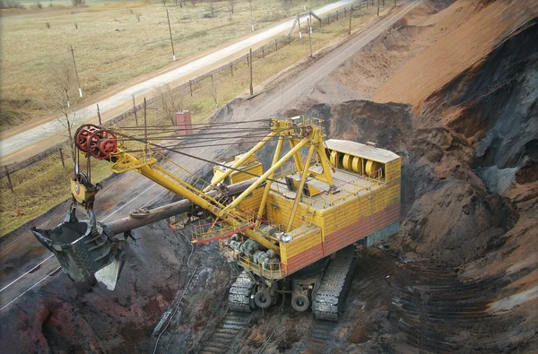 Excavadora eléctrica grande en una cantera — Foto de Stock