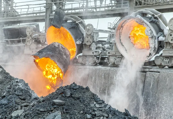 Heta stål hälla i stålverk — Stockfoto