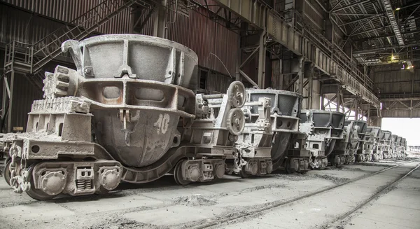 Eisenbahn bildet den geschmolzenen Stahl aus — Stockfoto