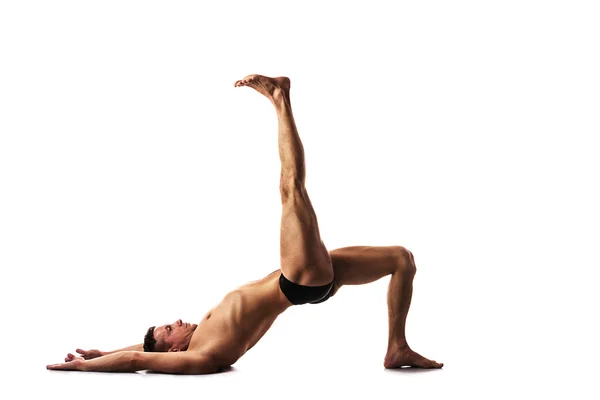 Jovem homem forte fazendo ioga e ginástica, ponte — Fotografia de Stock