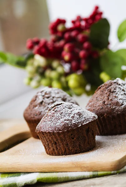 Muffins σοκολάτας άχνη ζάχαρη στο τραπέζι — Φωτογραφία Αρχείου