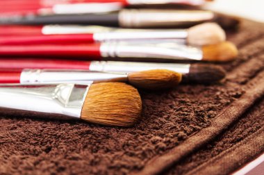 İşyeri makyaj sanatçısı, makyaj fırçaları