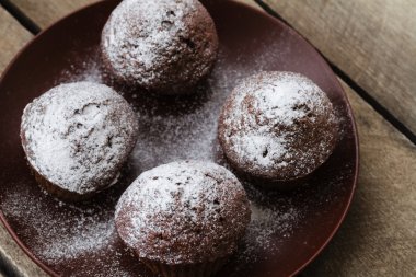 Krema şeker ahşap bir masa üzerinde ile çikolatalı kek