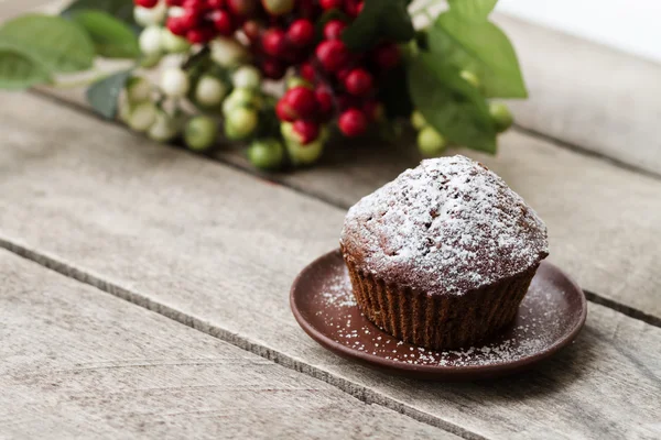 Σοκολάτα cupcakes με άχνη ζάχαρη σε ένα ξύλινο τραπέζι — Φωτογραφία Αρχείου