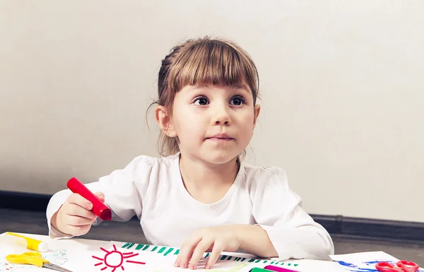 Linda menina desenha canetas de feltro-ponta — Fotografia de Stock