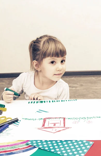 Bella bambina disegna pennarelli — Foto Stock