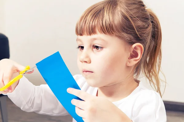 Bella bambina con tagli di forbici, applique — Foto Stock