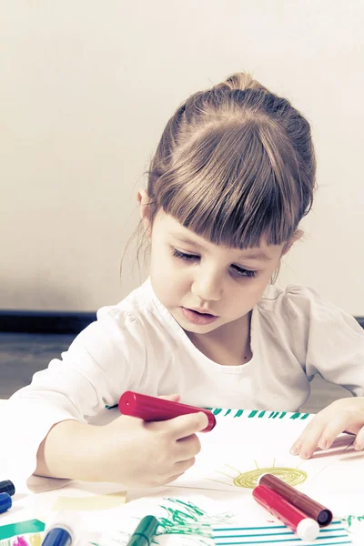 Linda menina desenha canetas de feltro-ponta — Fotografia de Stock