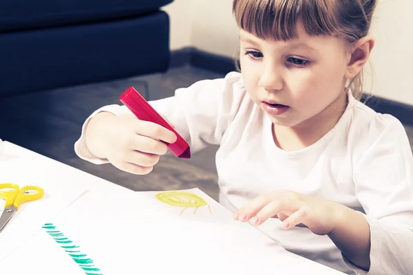 Красивая маленькая девочка рисует войлочные ручки — стоковое фото