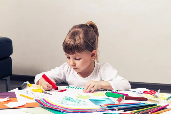 Linda menina desenha canetas de feltro-ponta — Fotografia de Stock