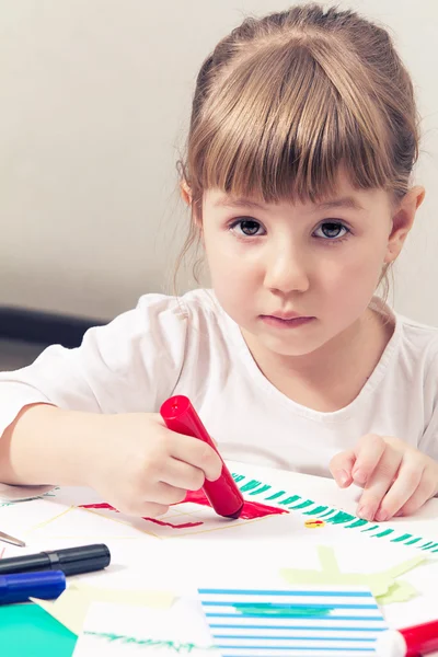 Linda menina desenha canetas de feltro-ponta — Fotografia de Stock